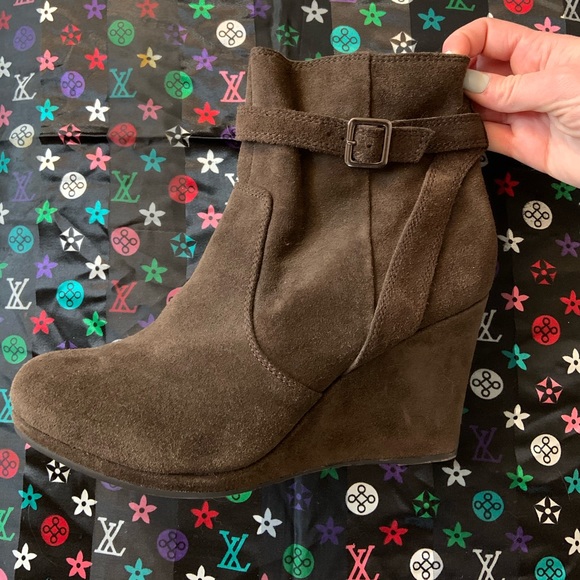 Kenneth Cole Reaction brown suede wedge booties